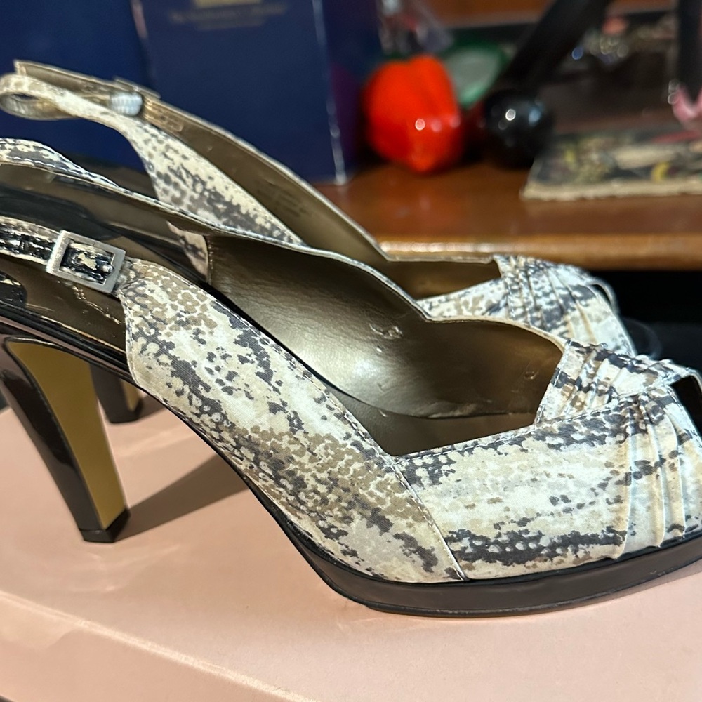 Bandolino Hippity  HEELS Women 9M Sling Back Peep Toe Textile Dress Buckle Shoe